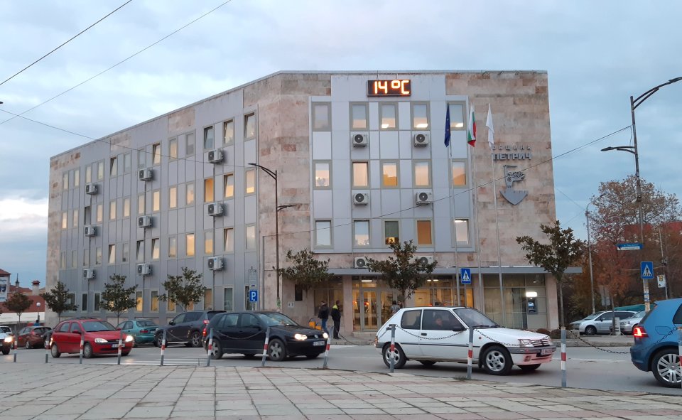 Ρολόι θερμόμετρο LED στο δημαρχείο του Πετριτσίου - Βουλγαρία