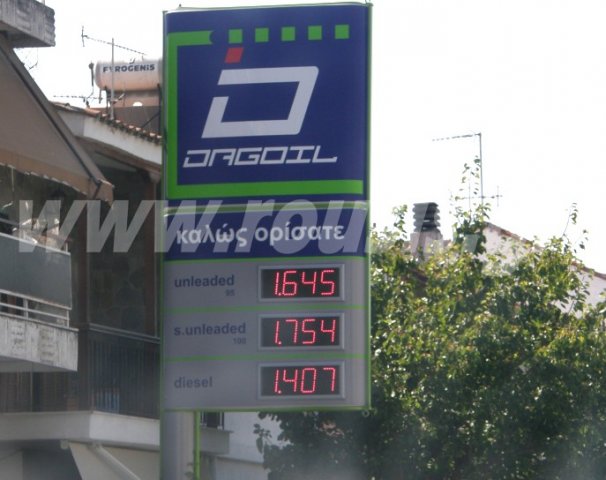 Πρατήριο με πινακίδες τιμών καυσίμων LED στις Σέρρες.