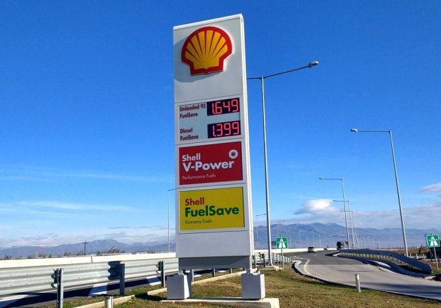 Πινακίδες τιμών καυσίμων στους νέους πυλώνες πρατηρίων της Shell