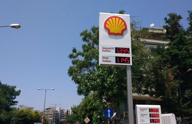 Πινακίδες τιμών καυσίμων στους νέους πυλώνες πρατηρίων της Shell 2