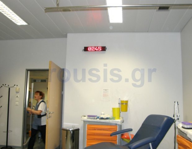 Μικρό ηλεκτρονικό σύστημα προτεραιώτητας στο αιματολογικό τμήμα του 424 Γενικούστρατιωτικού νοσοκομείου Θεσσαλονίκης με ασύρματο τηλεχειριστήριο