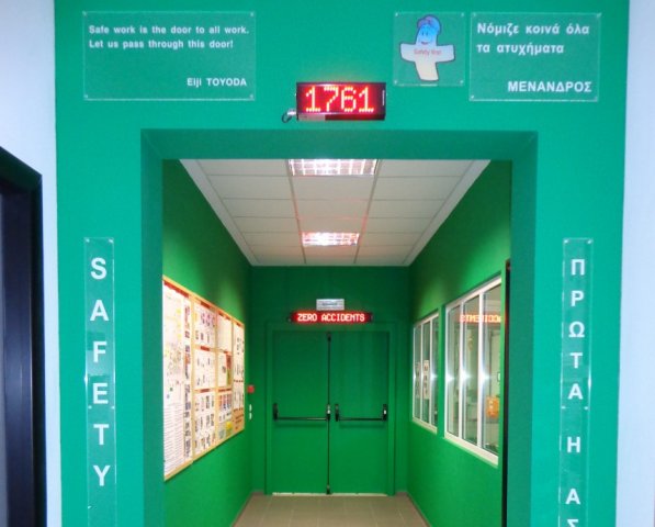 Electronic sign and counter system "days without incident" in a workshop of Toyota.