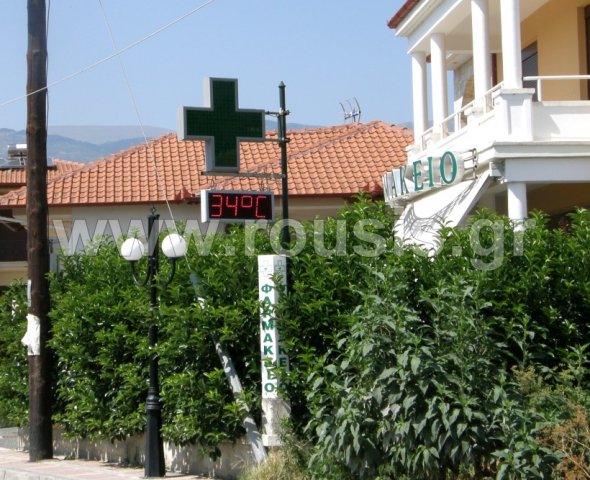 Ηλεκτρονική απιγραφή ώρας θερμοκρασίας σε φαρμακείο στην 
Άρνισσα νομού Πέλλας. Ύψους ψηφίου 21 cm.
