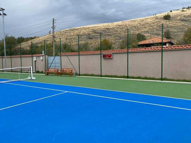 LED timer temperature display in a tennis court!