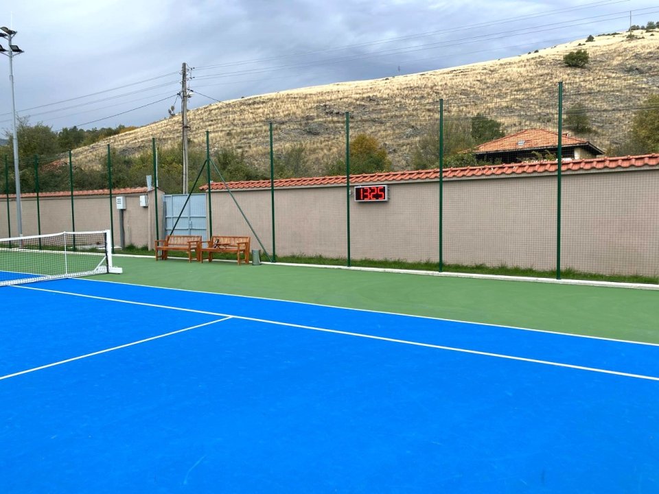 Ρολόι Θερμόμετρο LED σε γήπεδο tennis