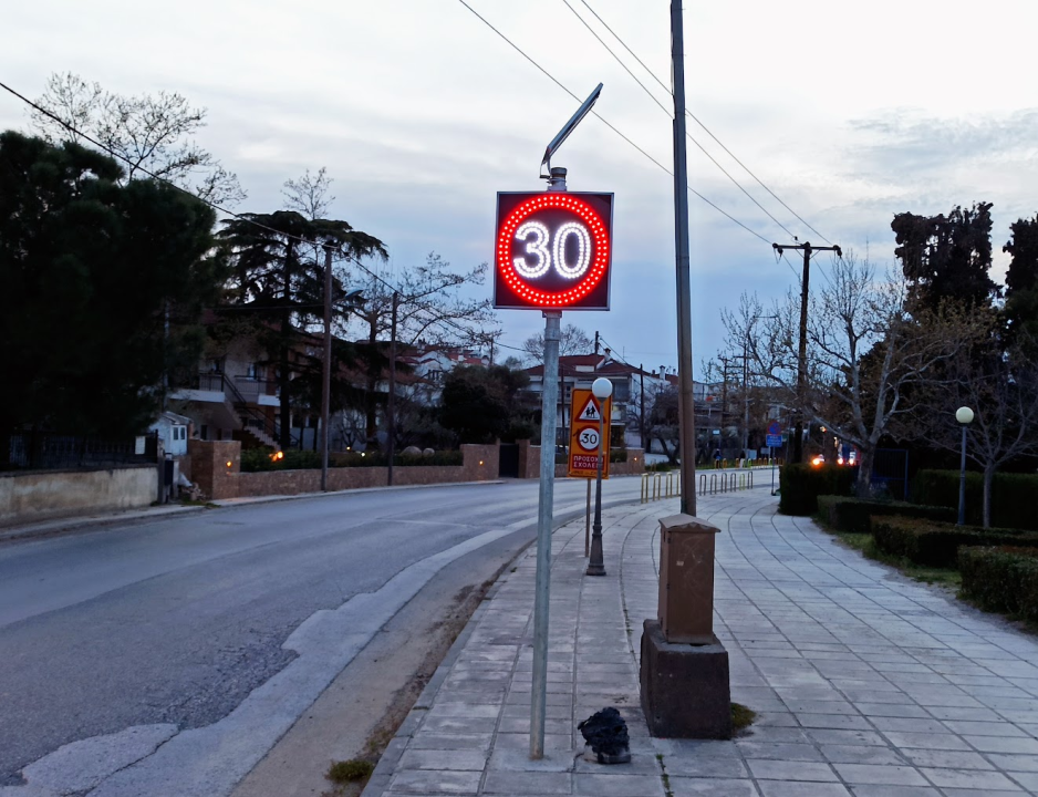 Ηλεκτρονική πινακίδα του ΚΟΚ (Ρ-32)με λευκά &amp; κόκκινα LED μεσαίου μεγέθουςΦ650μμ σε κάσα πάχους 7 εκ.Με φωτοβολταϊκό πάνελ,